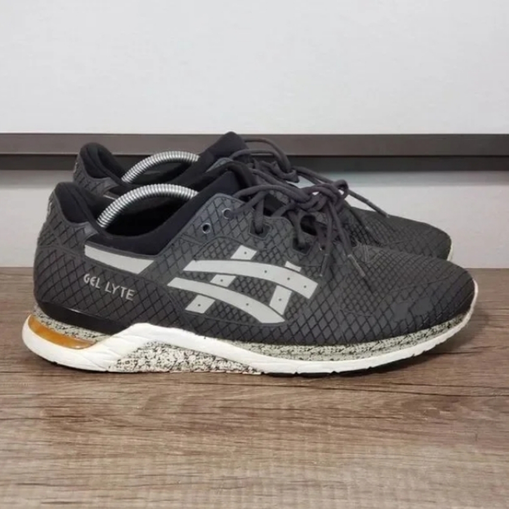 Men sports shoes